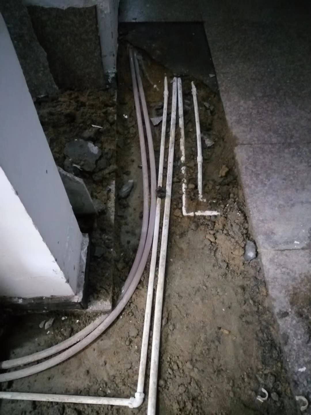 克孜勒苏柯尔克孜漏水，切勿盲目乱刨乱砸