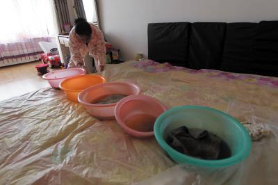 克孜勒苏柯尔克孜楼上漏水，住户失联，小区没物管，业主维权难！律师来支招……